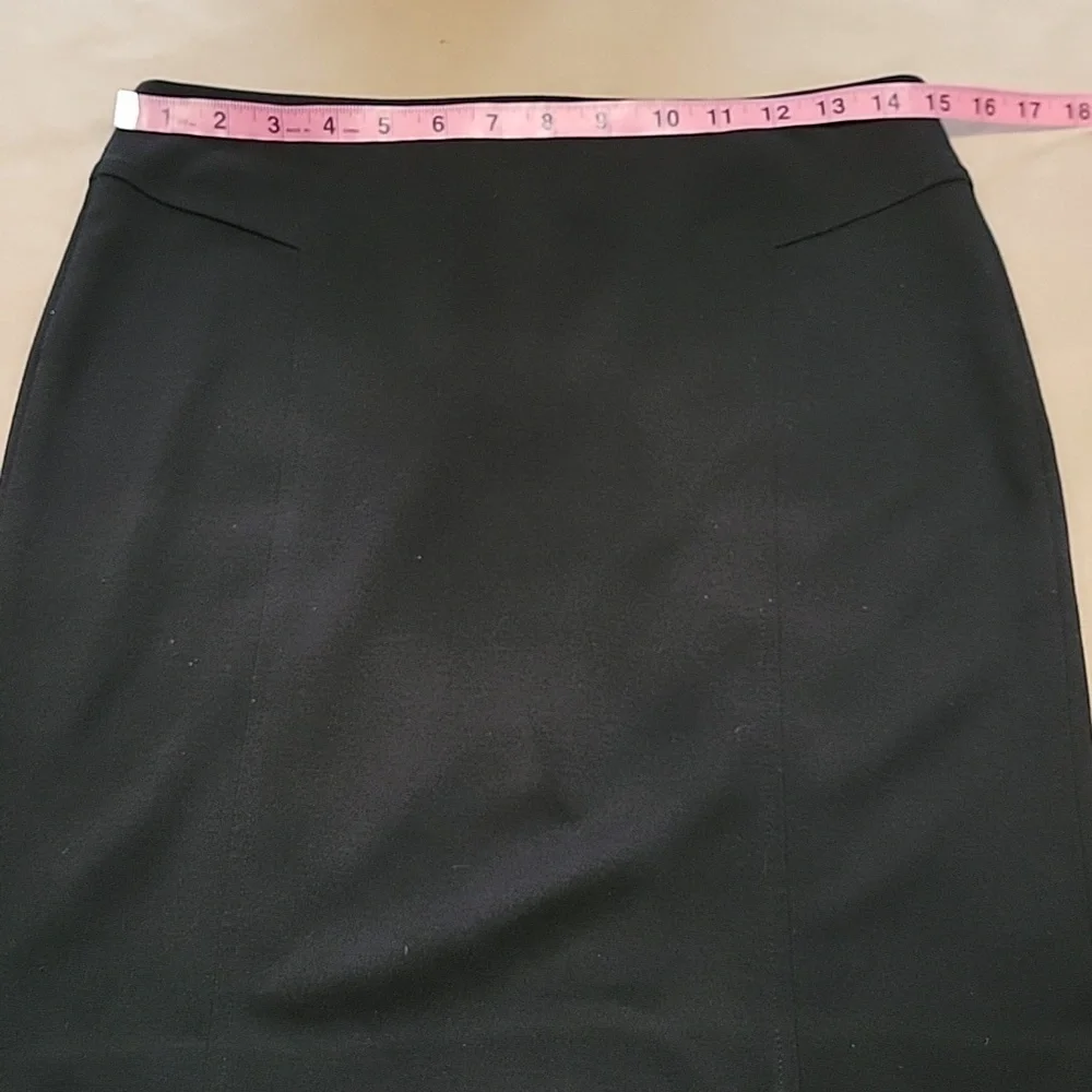 LOFT Size 2 Black Pencil Skirt, Back Zipper Closure, Excellent Used Condition